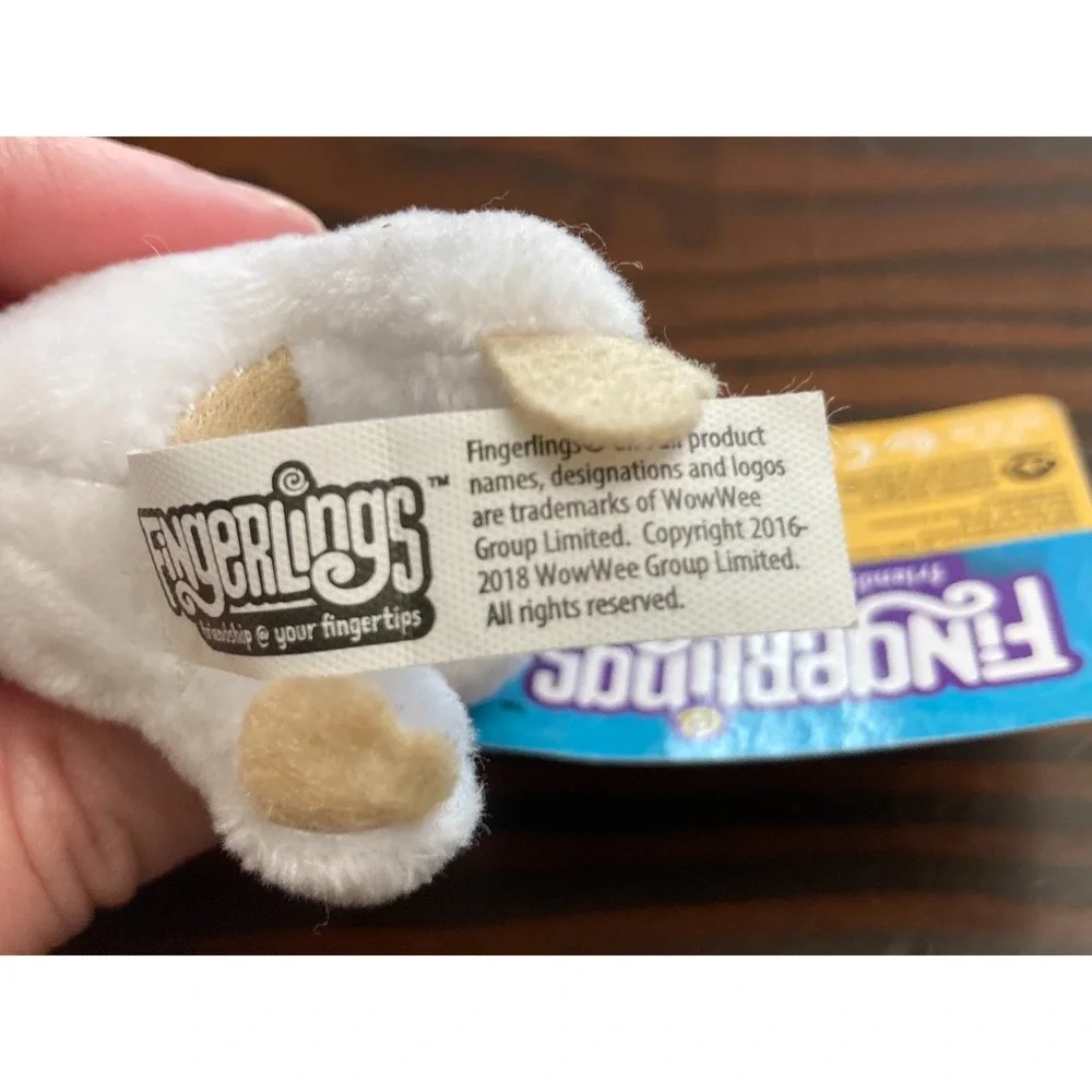 2018 Fingerlings Plush Hugger Clip-On‎ White Monkey Keychain - Closes Eyes - NWT